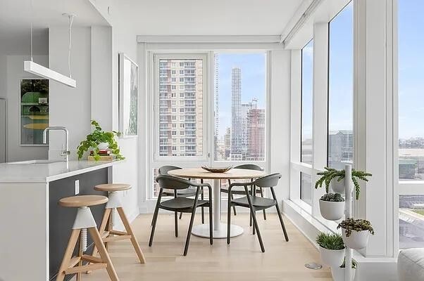 Building Photo - 555 W 38th St