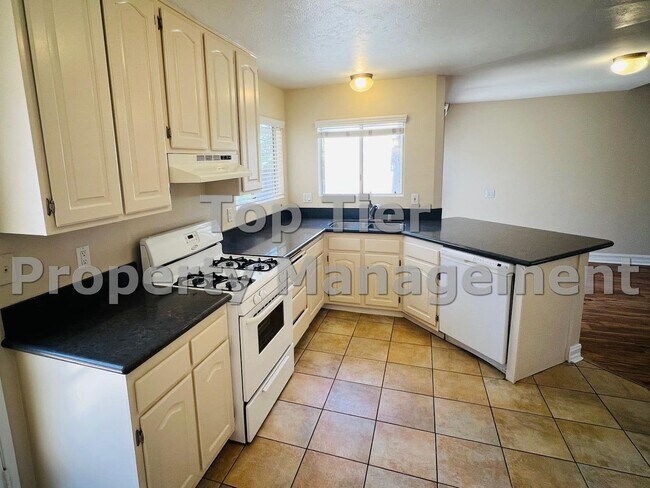 Foto del edificio - Charming 2-Bedroom Home with Large Yard and Modern Upgrades - Available Now!