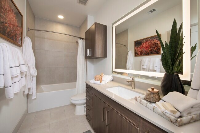 Building Photo - Luxury Living in the Heart of Downtown!