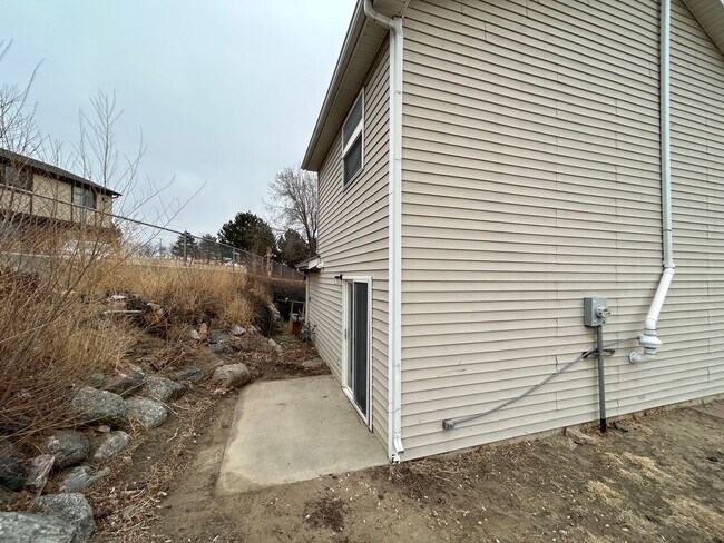 Building Photo - Nice 2 bedroom, 1.5 bath townhome in Centr...
