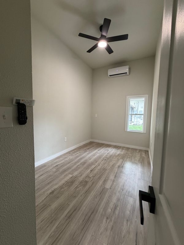 Foto del edificio - 221 E 3rd St