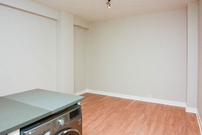 Foto del edificio - 511 W Belmont Ave
