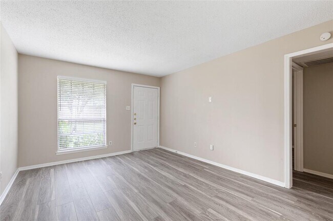 Building Photo - 233 W Tri Oaks Ln