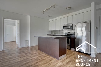 Building Photo - 1545 W Glenlake Ave