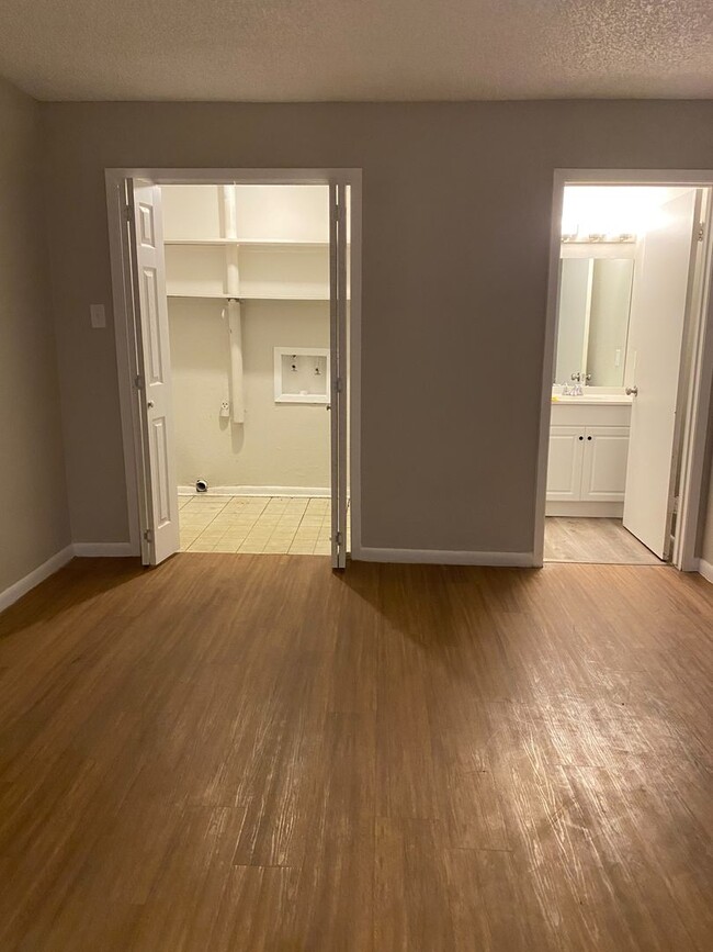 Building Photo - 3/2.5- Newly Upgraded 3 Bedroom Townhouse ...