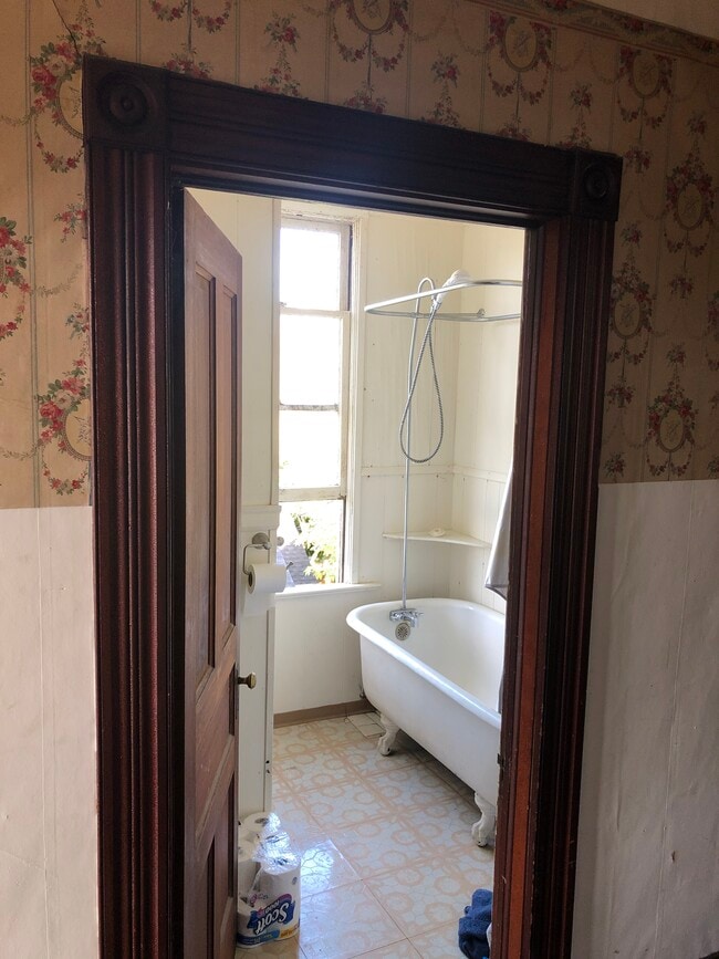Claw-foot tub &amp; shower - 3040 Grand Avenue