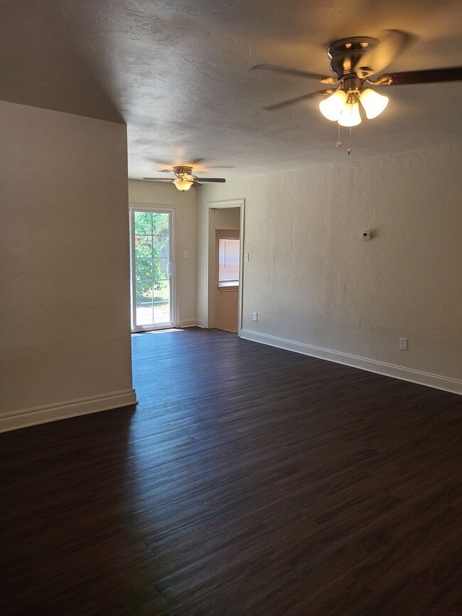 Building Photo - 1216 Westlawn Dr