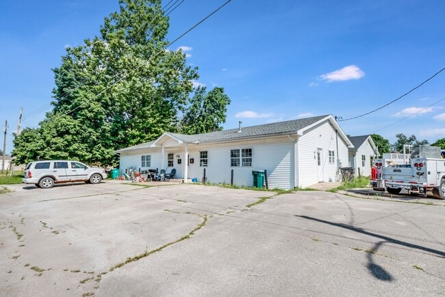 Building Photo - 3 BED, 1.5 BATH DUPLEX IN TUSCOLA