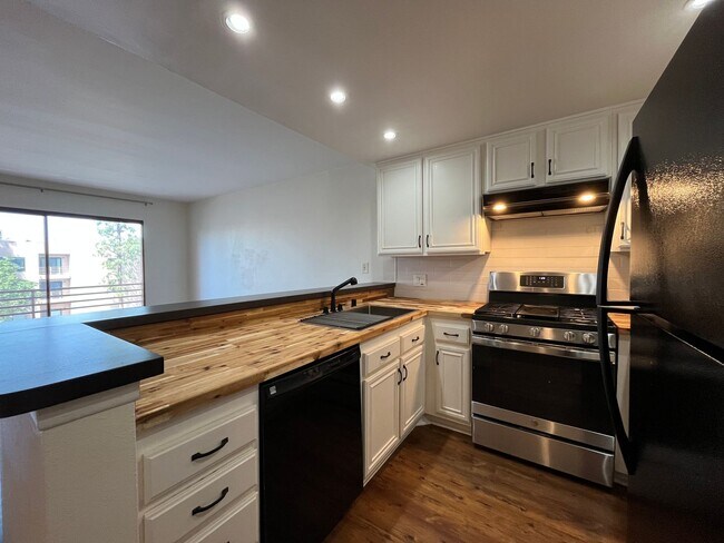 Foto del edificio - Canoga Park 2+1 w/pool + spa, gated entry + parking included!