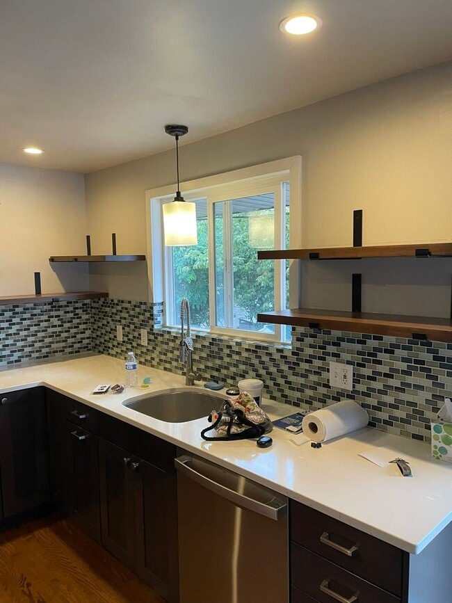 Building Photo - 3 Bed, 2 Bath, 2 Livingroom's with VIEW
