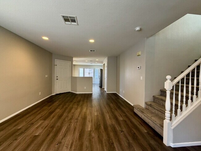 Building Photo - GATED 3 BED 2.5 BATH 1 CAR GARAGE SINGLE FAMILY HOME WITH COMMUNITY POOL