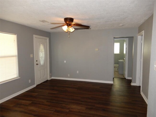 Building Photo - 7102 Longview St