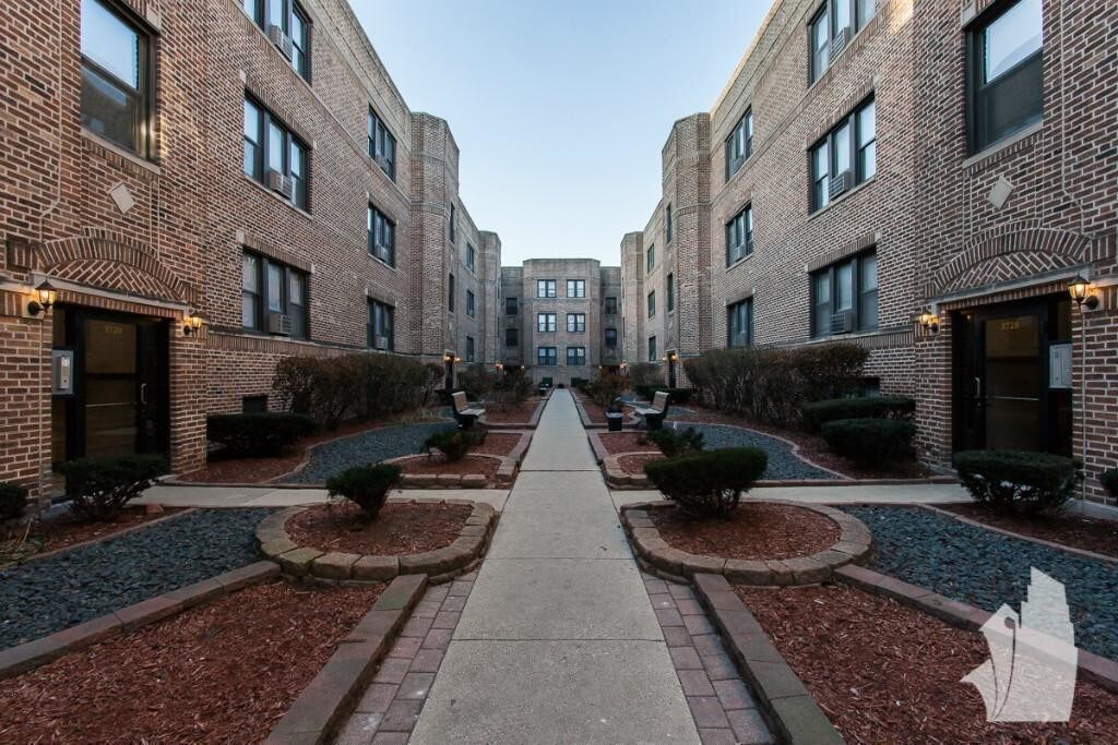 Primary Photo - 3722 N Pine Grove Ave