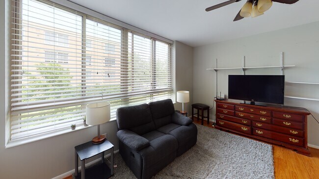 Foto del edificio - 355 I St SW