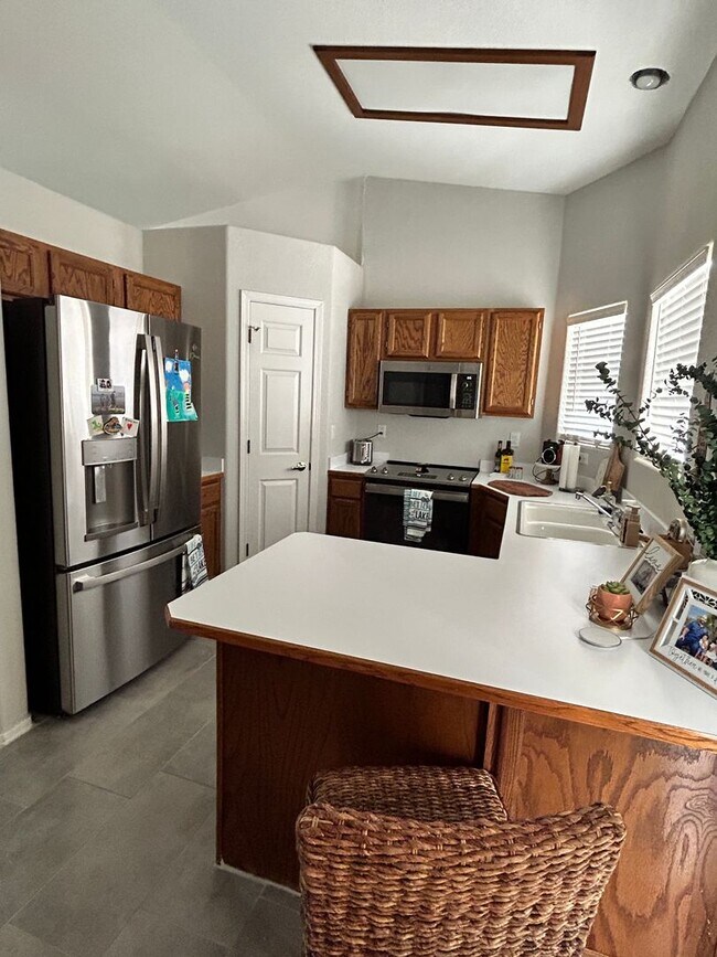Building Photo - Furnished winter Home!