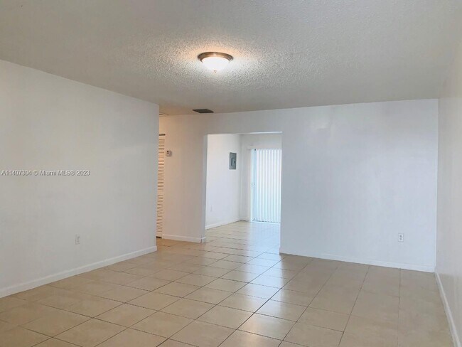 Foto del edificio - 2046 NE 162nd St