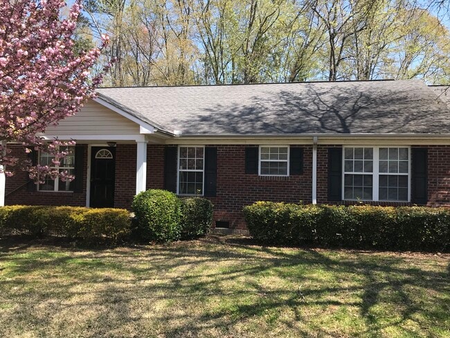 Foto del edificio - 322 Elizabeth Alexandra Cir