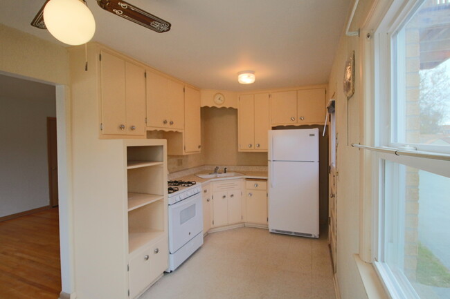 Foto del edificio - APPLY NOW! Cozy 2 Bedroom Lower Apartment ...