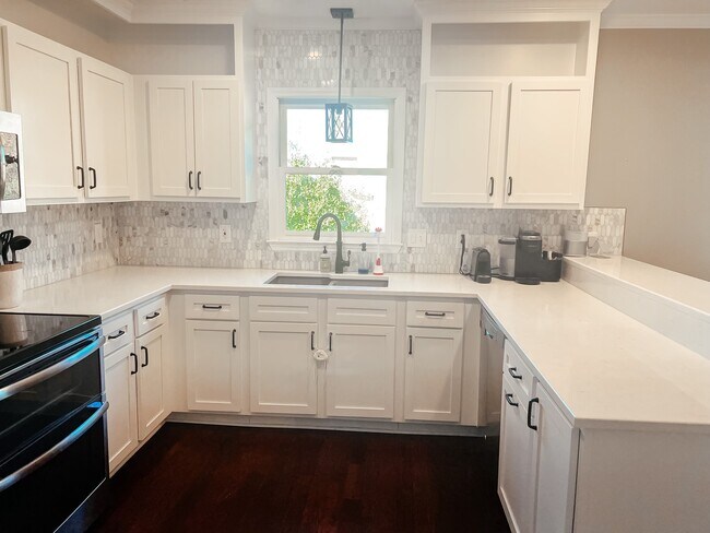 Building Photo - 7465 River Bend Cir
