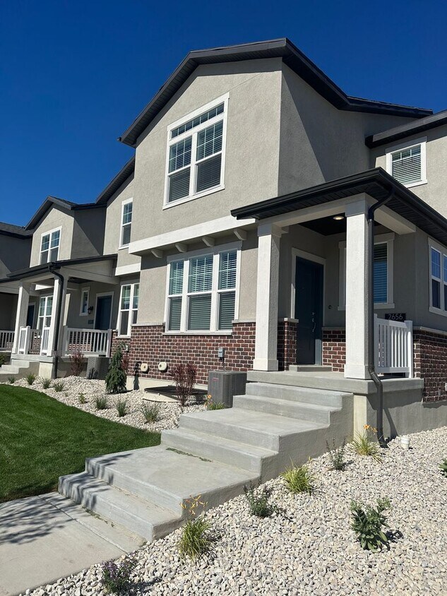 Primary Photo - Gorgeous Townhome!!!