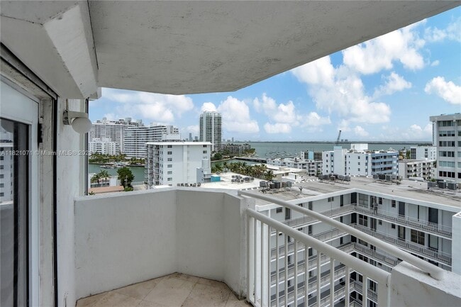 Building Photo - 1621 Bay Rd