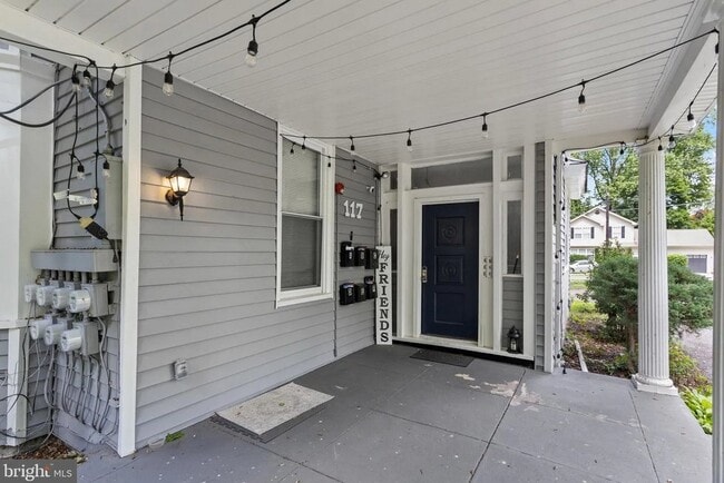 Building Photo - 117 E Walnut Ave