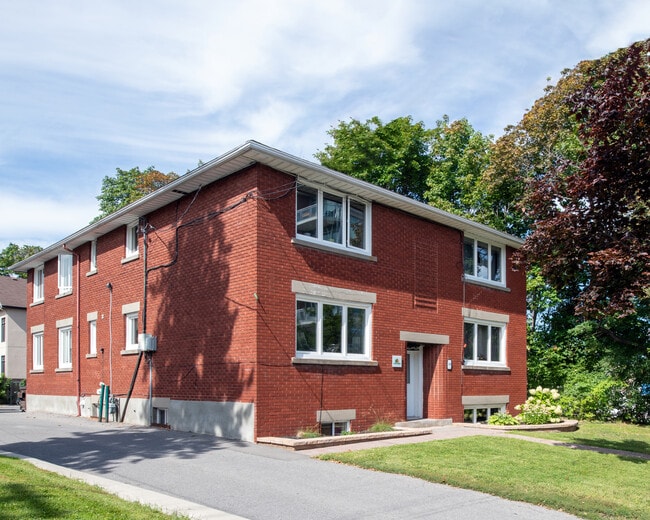 Building Photo - 406 Tweedsmuir Av