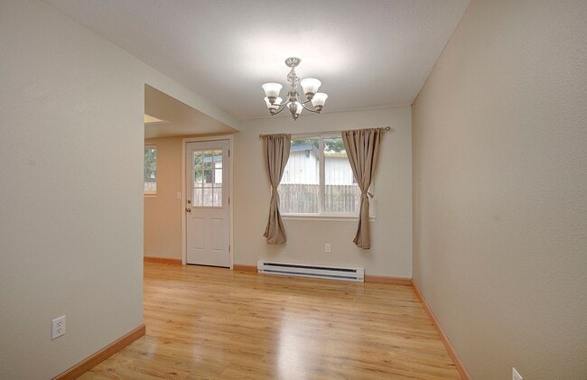 Building Photo - Charming 2 bdrm, 1 bath in Maplewood Neigh...