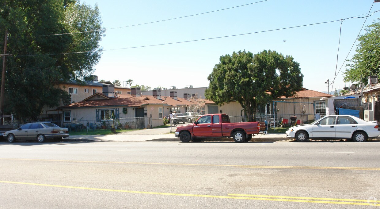 Building Photo - 16410-16416 Vanowen St