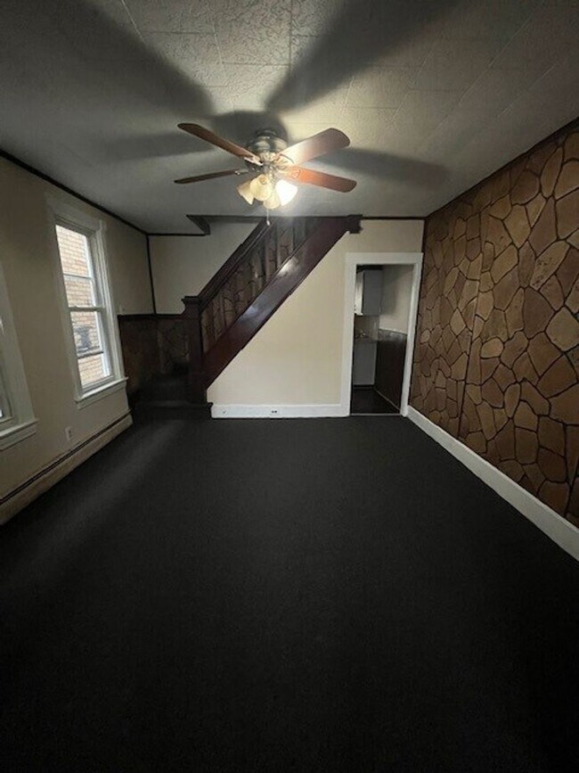 Foto del edificio - 3 bed 1 bath