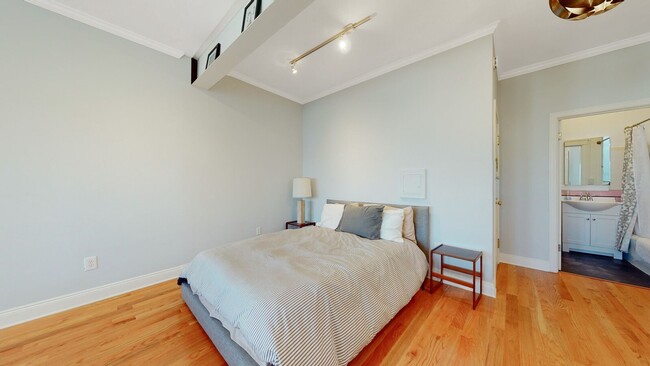Building Photo - GORGEOUS PACIFIC HEIGHTS TOP FLOOR UNIT WI...