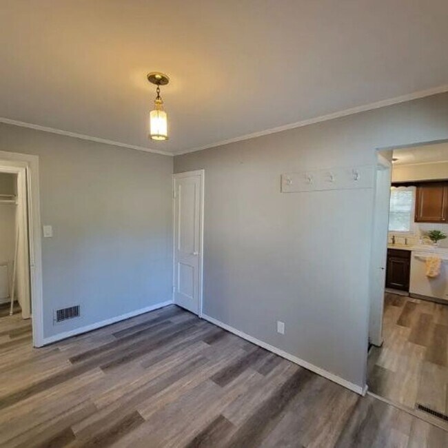 Foto del edificio - 3 Bedroom Home with Garage & Central Air