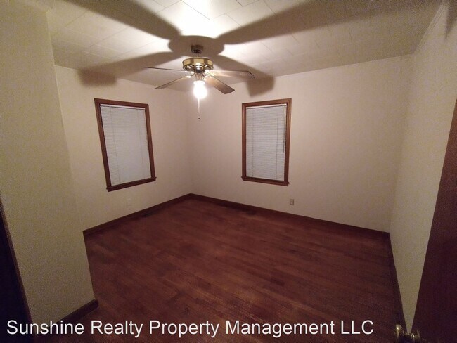 Building Photo - 2 br, 1 bath House - 221 S. School St