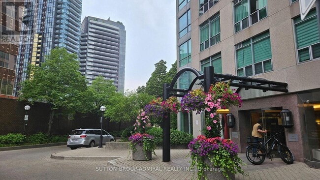 Building Photo - 942 Yonge St
