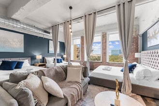 Building Photo - 555 Evergreen St