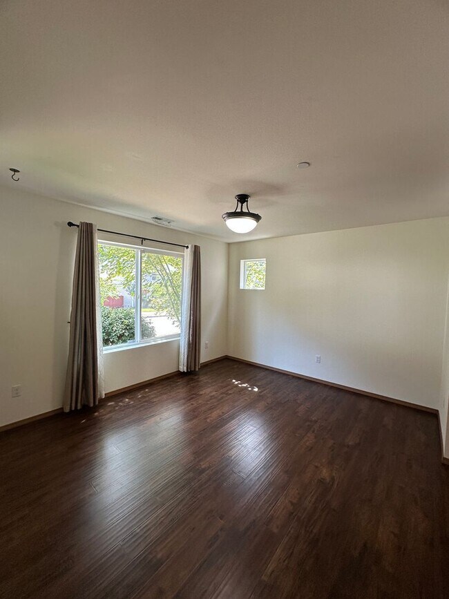 Foto del edificio - 1449 Burnside Pl