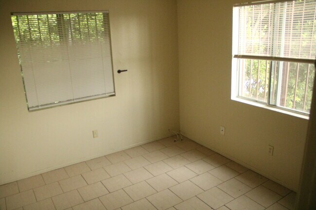 Foto del edificio - 5231 Huntington Dr N
