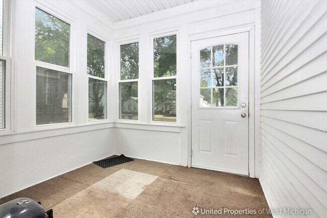Building Photo - 27 Colfax St NE
