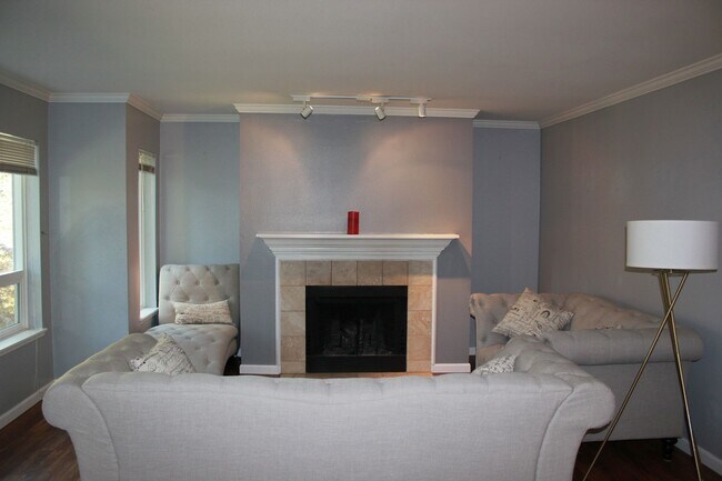 Foto del edificio - Gated Condo 2 bedroom 2 bath with no stairs!