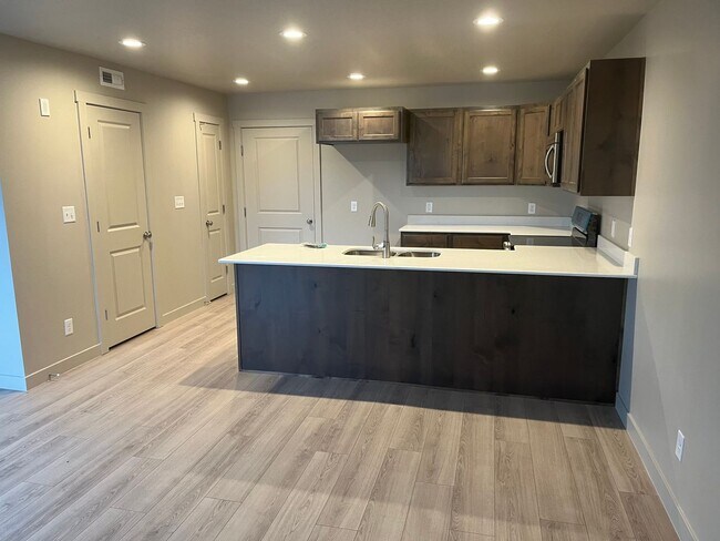 Building Photo - Brand New Townhome in Payson