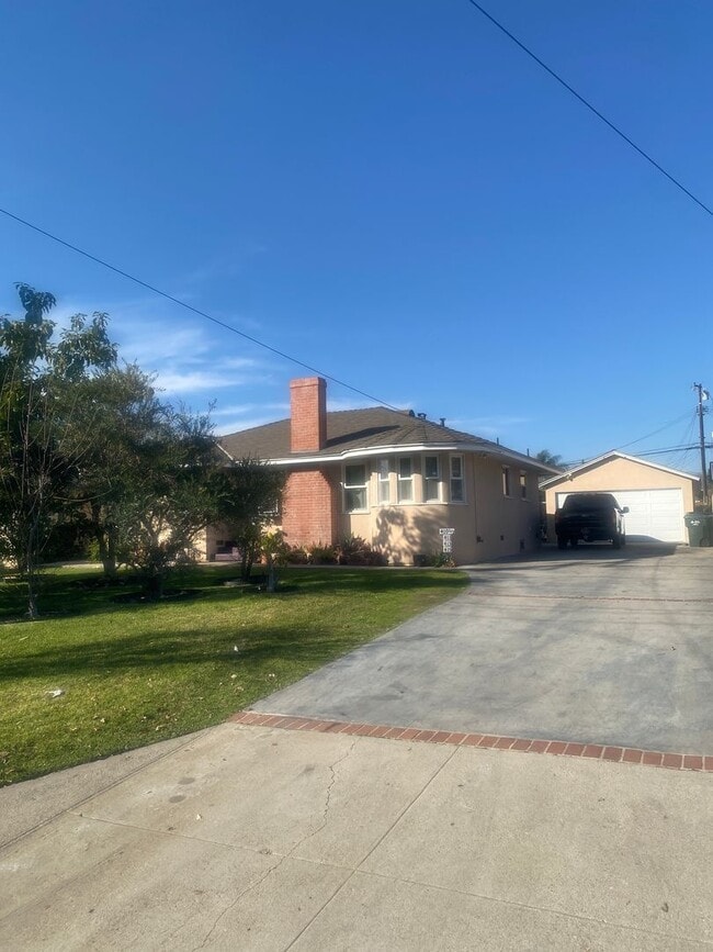 Building Photo - 409 E Puente St