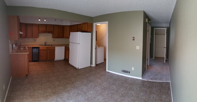 Foto del edificio - 3 Bed 1.5 Bath Townhouse with 2 Car Detach...