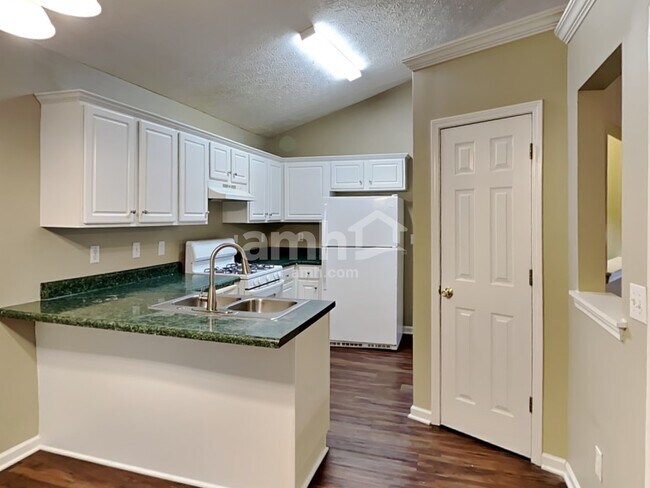 Foto del edificio - 3626 Clubside Walk NW