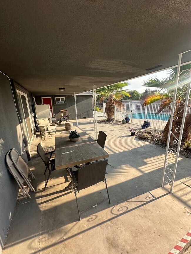 Foto del edificio - Beautiful 6-Bedroom Home with Pool & Outdo...