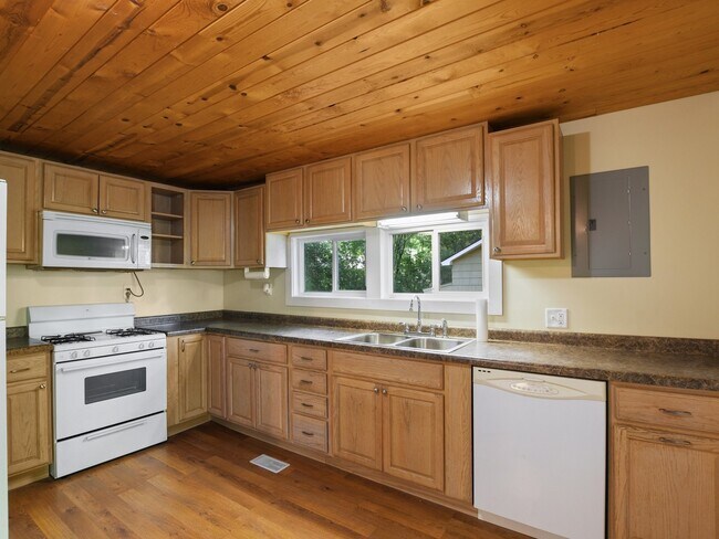 Building Photo - 3bd remodeled home; lake view available NOW