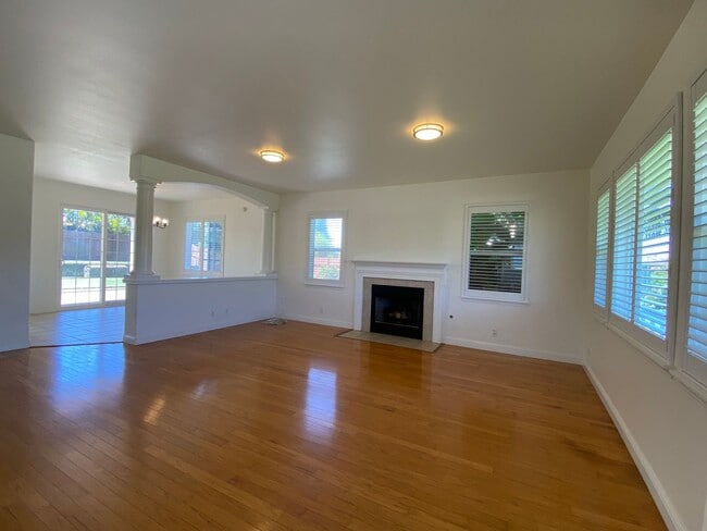 Building Photo - 4-Bedroom 2.5-Bath Home with Private Yard, Fireplace & Pet-Friendly Living.
