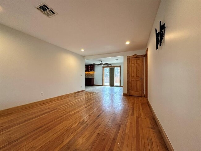 Building Photo - 2833 Kent Dr