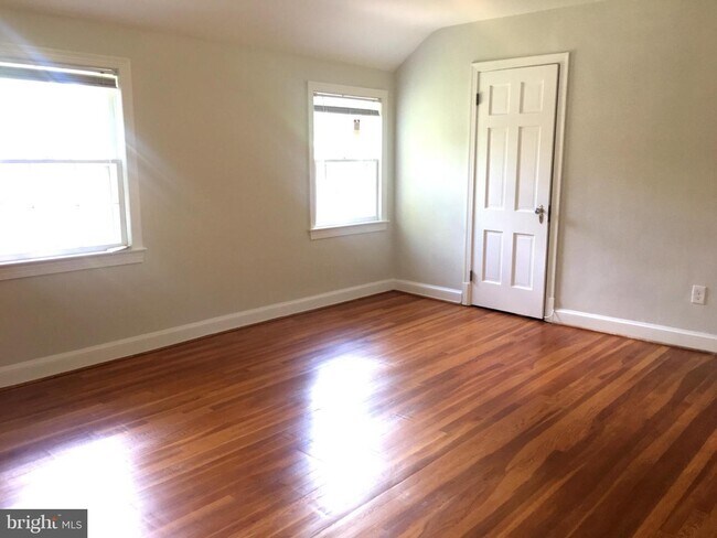 Building Photo - 5605 Oakmont Ave