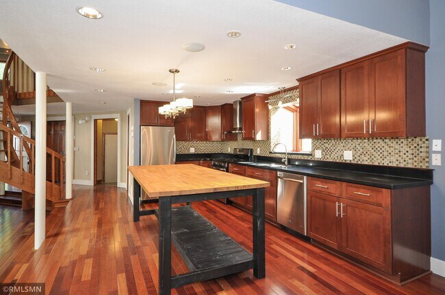 Building Photo - 3335 Ivy Ln