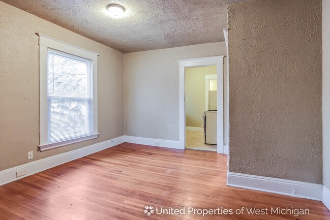 Building Photo - 138 Sweet St NE